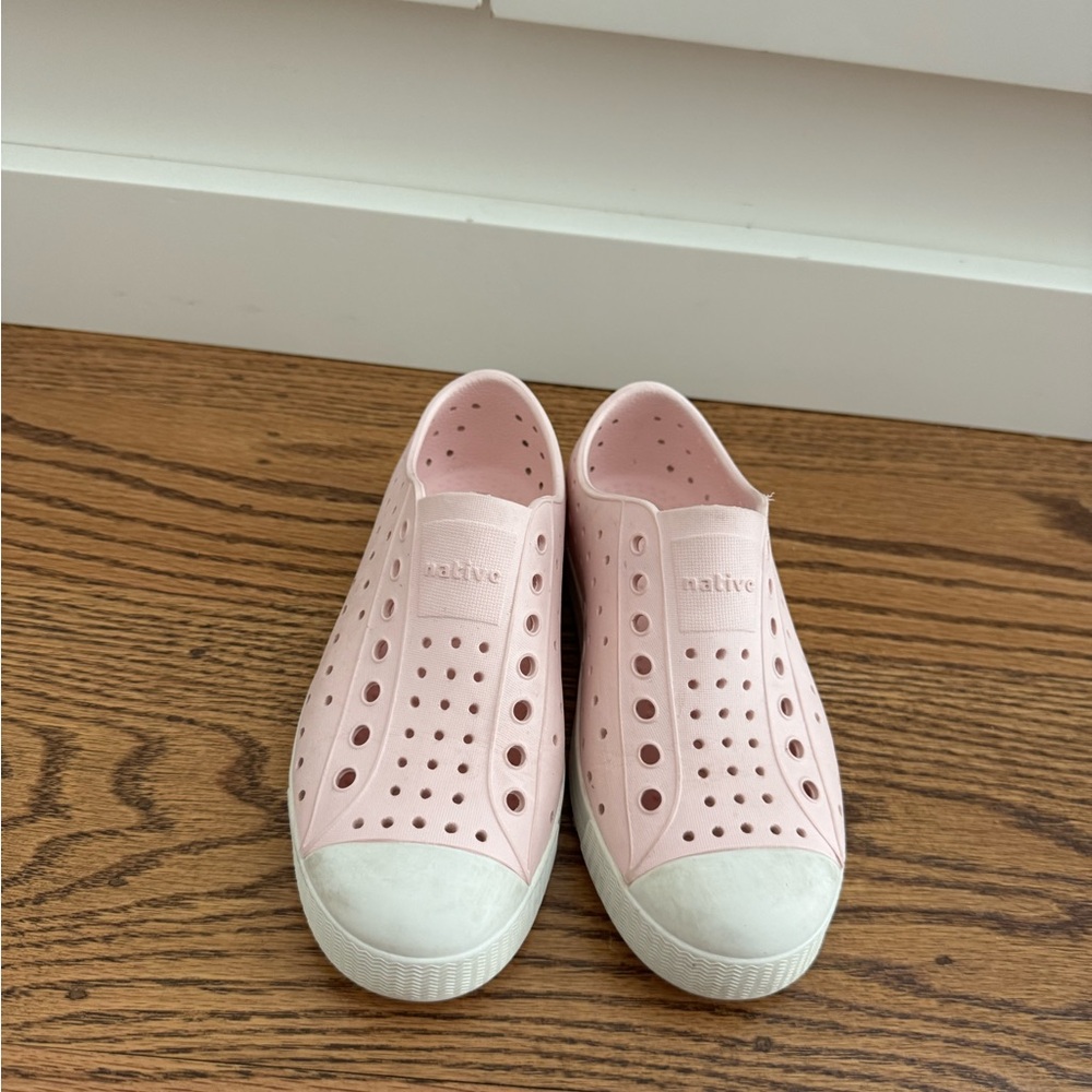 Native Kids Water Shoes - Light Pink and White